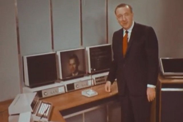 Rok 1967. Walter Cronkite pokazuje, jak będzie wyglądało domowe biuro na początku XXI wieku
