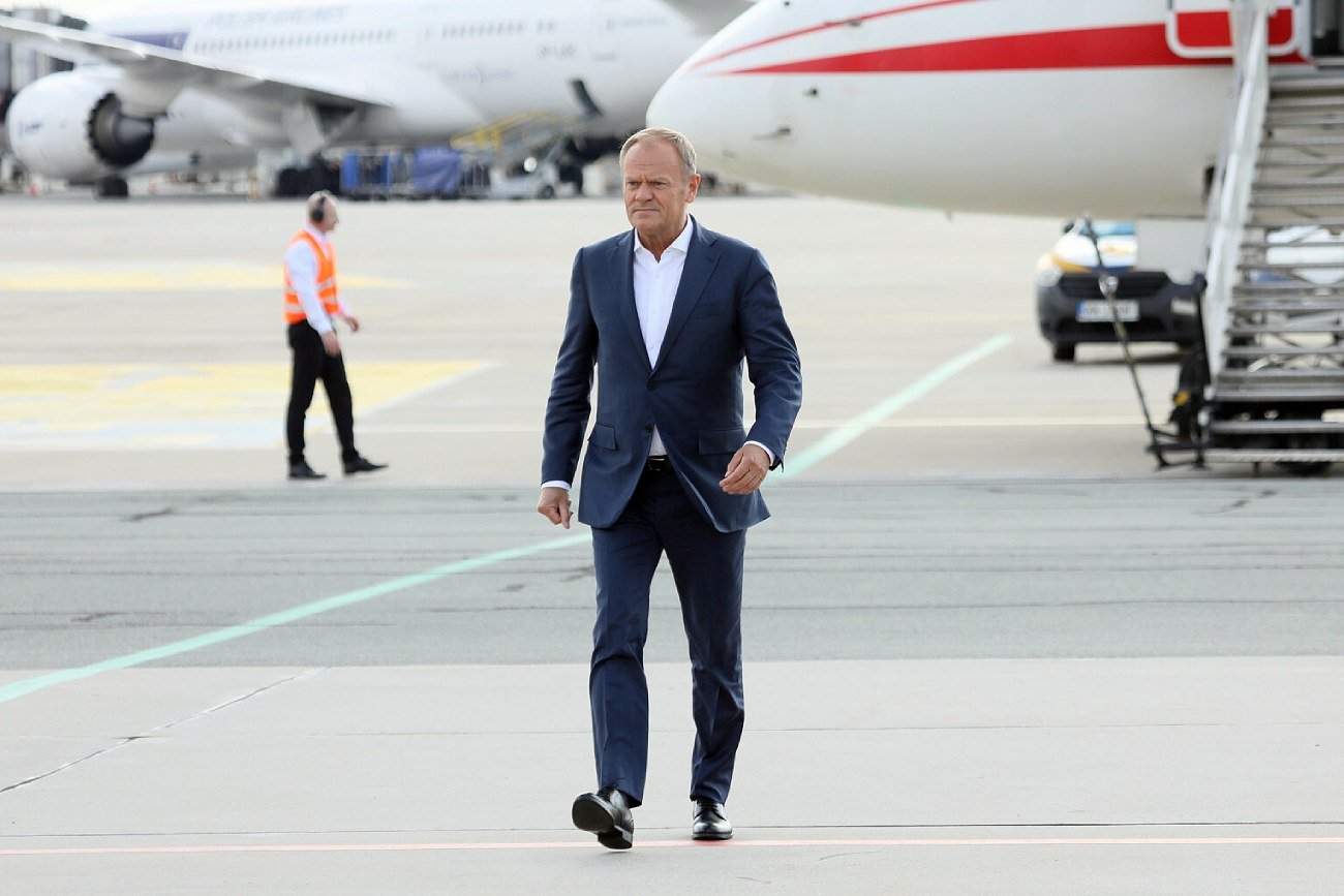 Tusk ogłosił decyzję ws. CPK. Podał nowe szczegóły. Premier Donald Tusk na płycie lotniska.