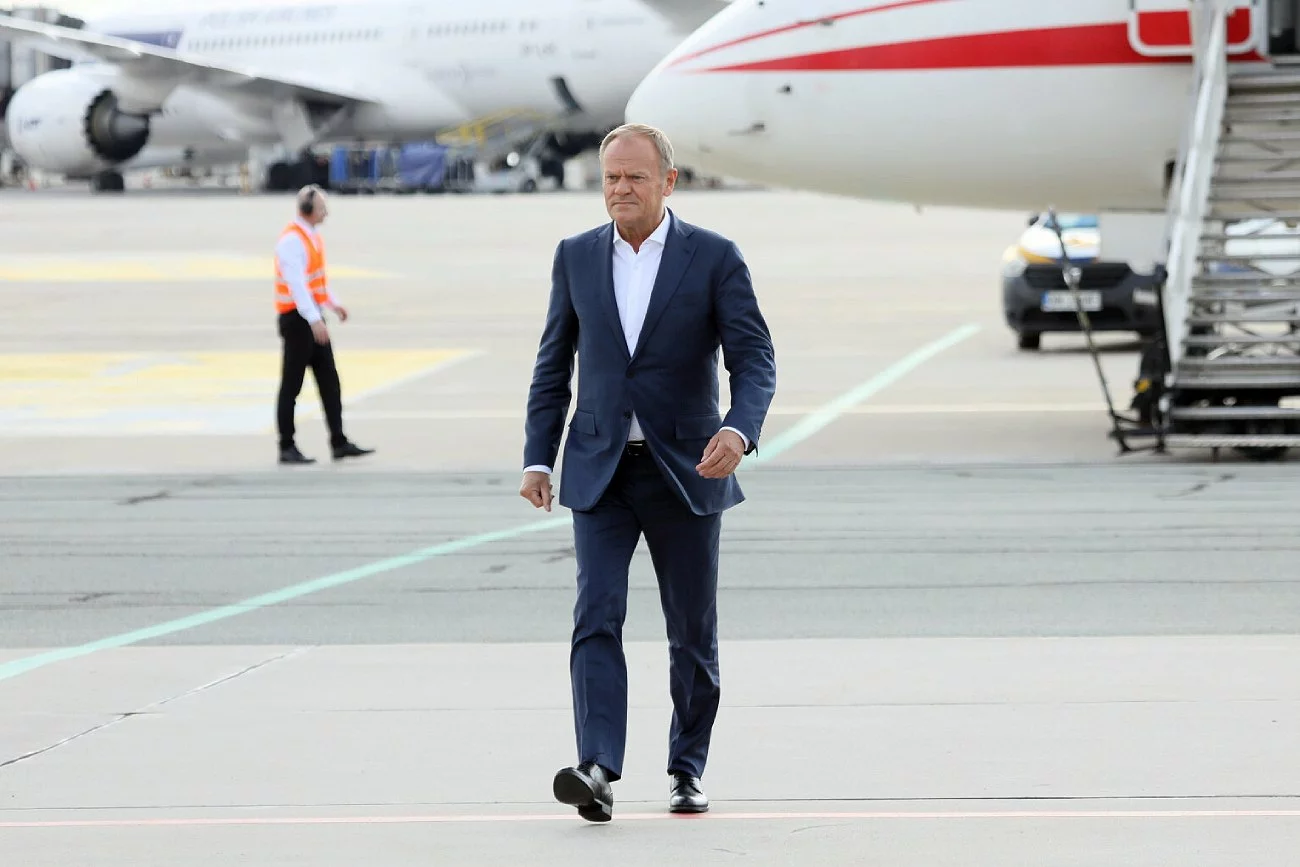 Premier Donald Tusk na płycie lotniska.