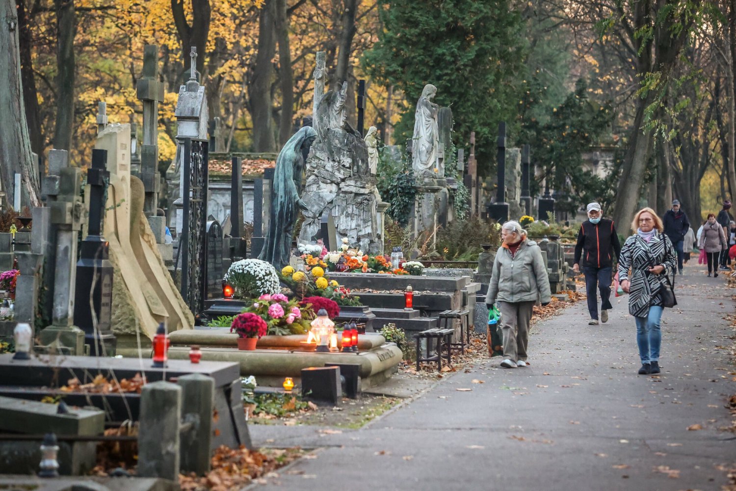 Czym różni się Wszystkich Świętych od Święta Zmarłych?