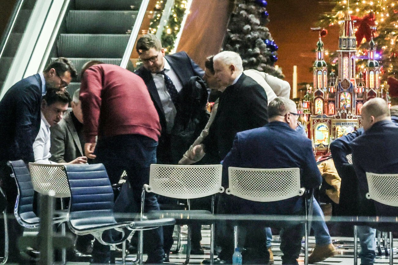 Politycy TVP przyjechali bronić swojej stacji. Kuriozalna noc