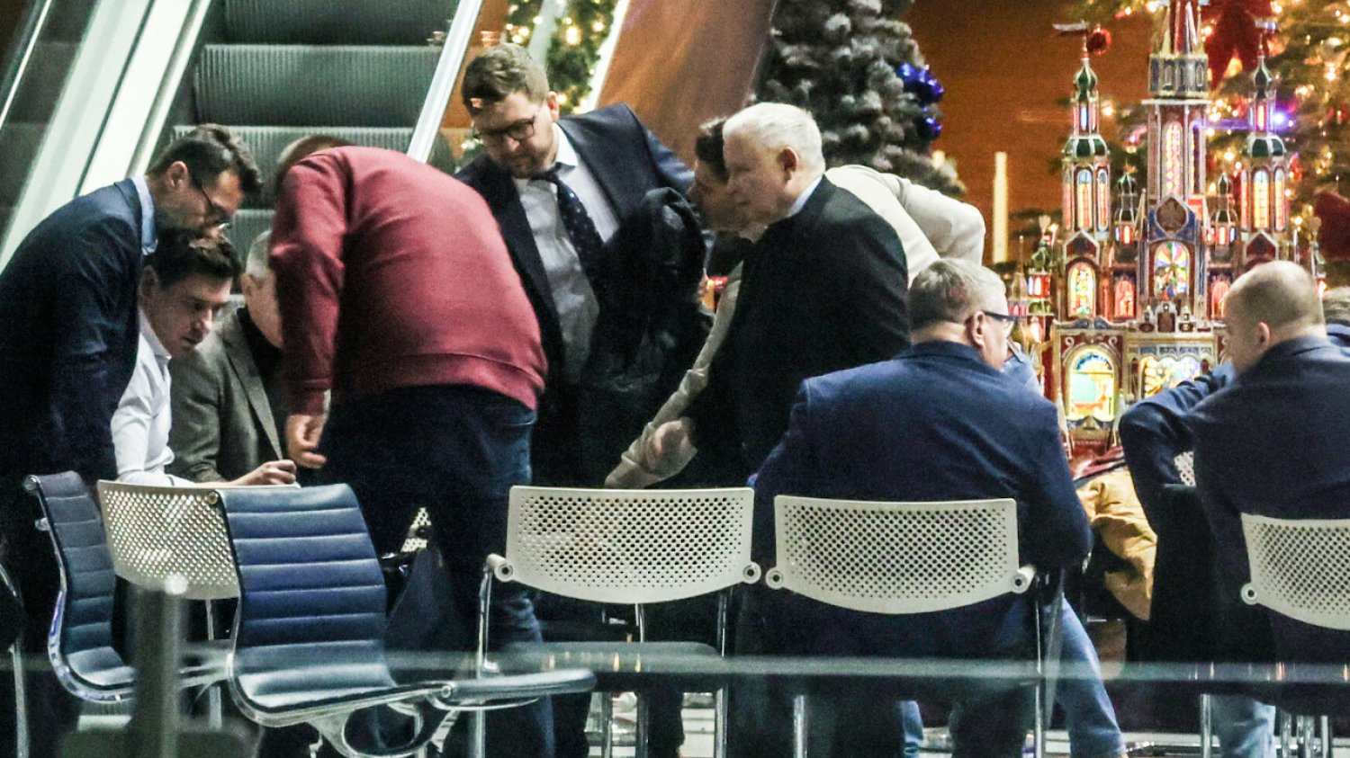 Politycy TVP przyjechali bronić swojej stacji. Kuriozalna noc