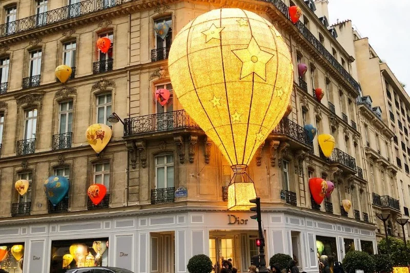 Zeszłoroczna wystawa Diora wykraczała poza same okna. Magiczne balony zdobiły całą kamienicę