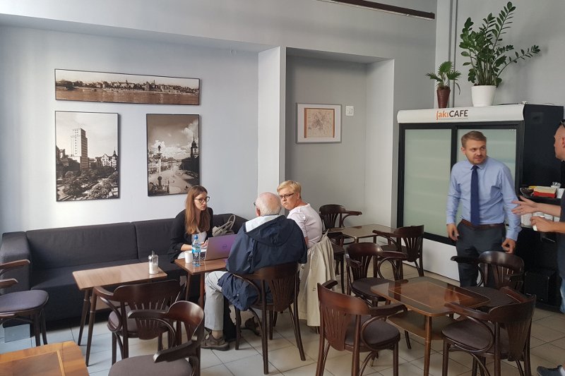 W Jaki Cafe można wypić kawy i posłuchać o wizjach Patryka Jakiego.