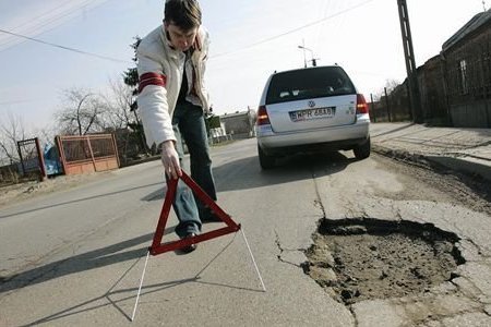 Uszkodziłeś samochód przez dziurę w drodze? Możesz starać się o odszkodowanie.