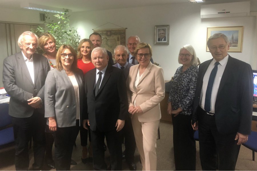 Na zdjęciu z wieczoru wyborczego PiS można było zobaczyć prezesa TVP Jacka Kurskiego.