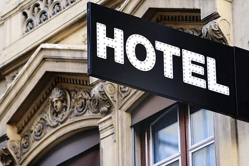 W [url=http://www.shutterstock.com/pl/pic-113127745/stock-photo-illuminated-urban-hotel-sign.html?src=GHIPzUrSaPBVhhgHwje3Cg-1-19]hotelu[/url] zapominamy o rozumie i kulturze osobistej?