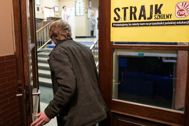 Dyrektorzy strajkujących szkół znaleźli się w bardzo trudnym położeniu.