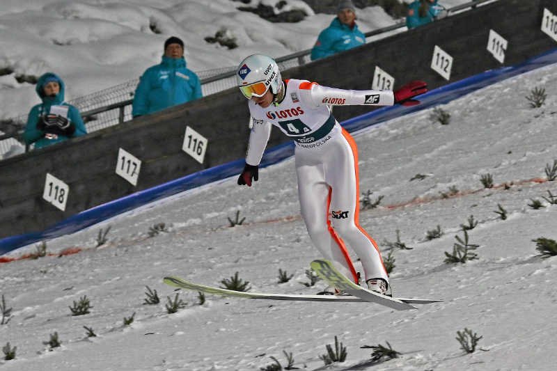 Kamil Stoch podczas konkursu skoków narciarskich w Zakopanem (dzień pierwszy, konkurs drużynowy).