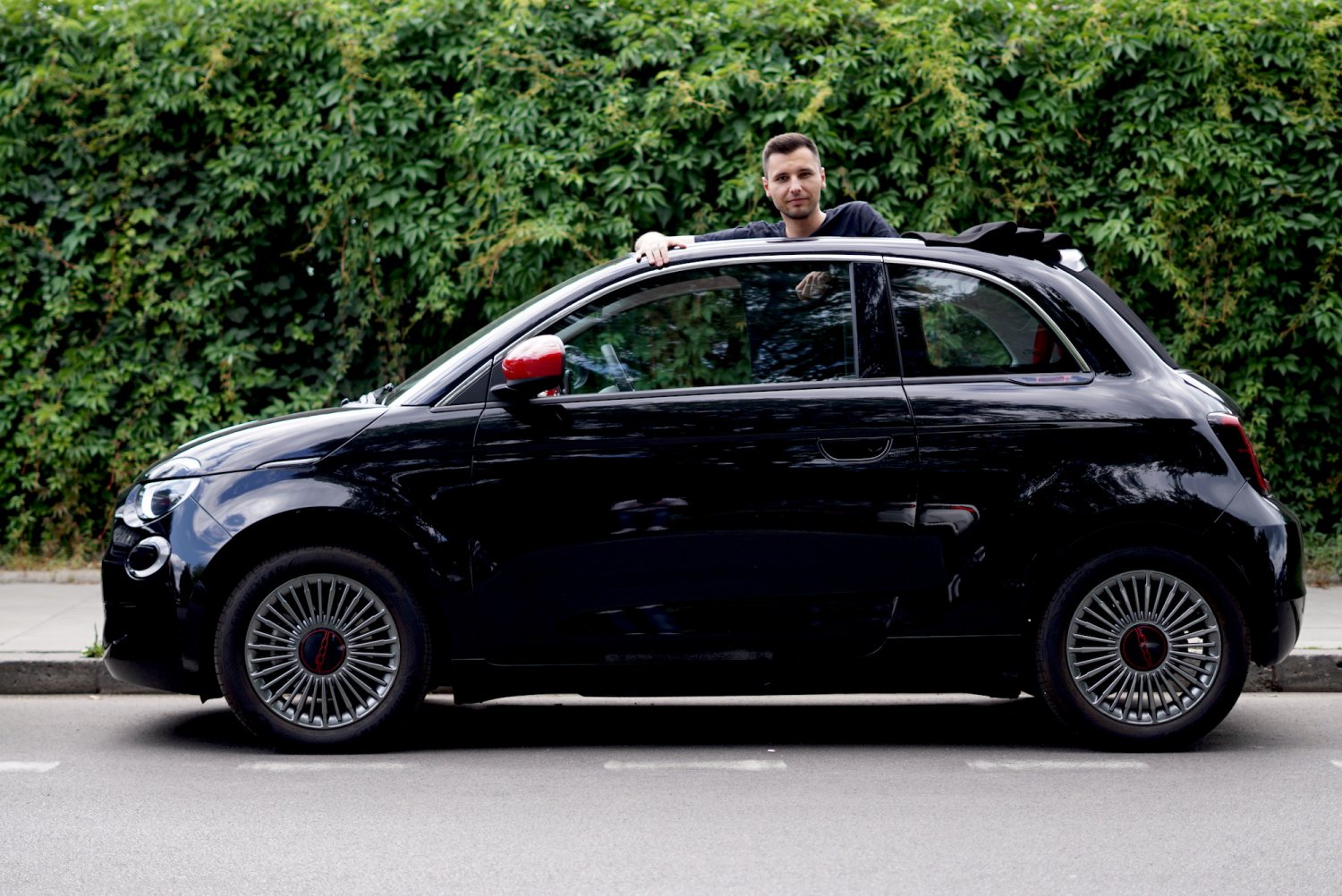 Fiat 500e Cabrio to urocze miejskie autko, które daje radość z jazdy. Problemem pozostaje tylko cena.