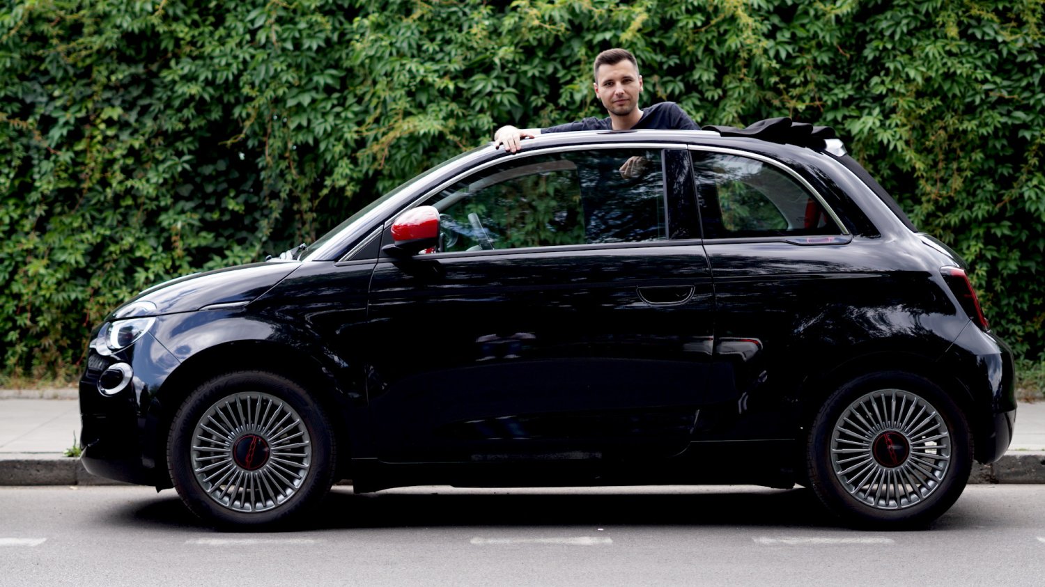 Fiat 500e Cabrio to urocze miejskie autko, które daje radość z jazdy. Problemem pozostaje tylko cena.
