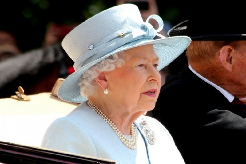 Królowa Elżbieta II chce "po ludzku" przeprowadzić rozmowę z Harrym i Meghan.