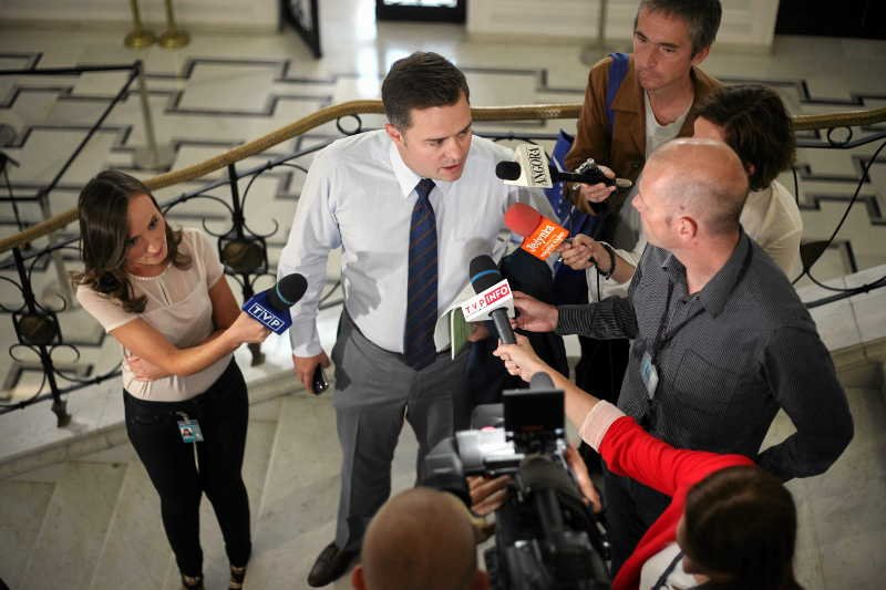 Adam Hofman gęsto tłumaczył się z mało eleganckich rozmów ze współpracownikami.