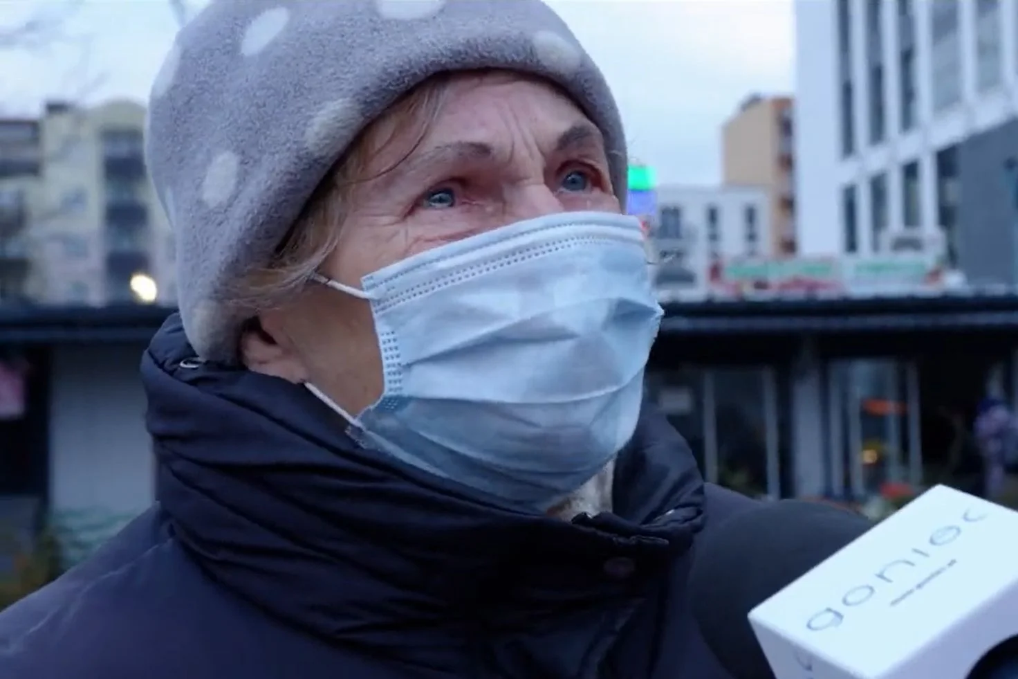 Seniorka rozpłakała się po pytaniu o życie w Polsce PiS.