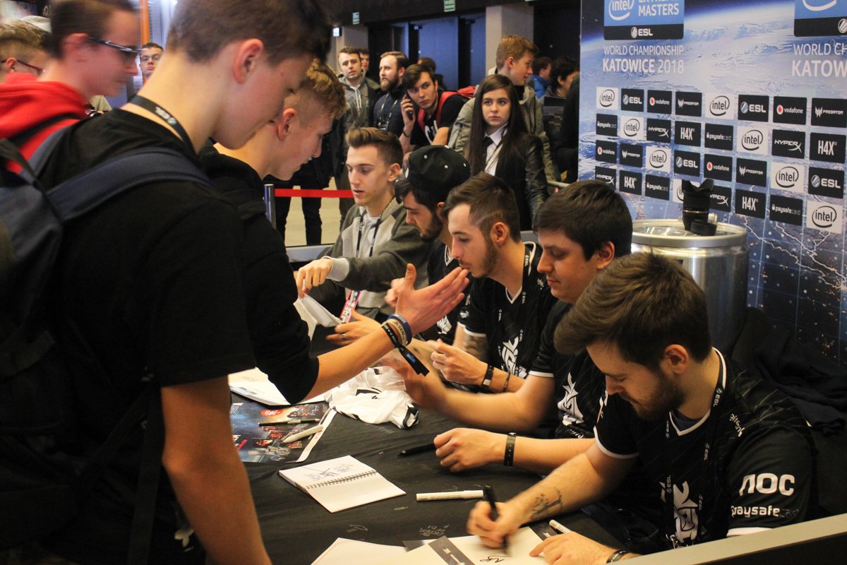 Do profesjonalnych graczy w grę komputerową "Counter Strike: Global Offensive" ustawiały się ogromne kolejki po autografy, selfie i przybicie piątki.
