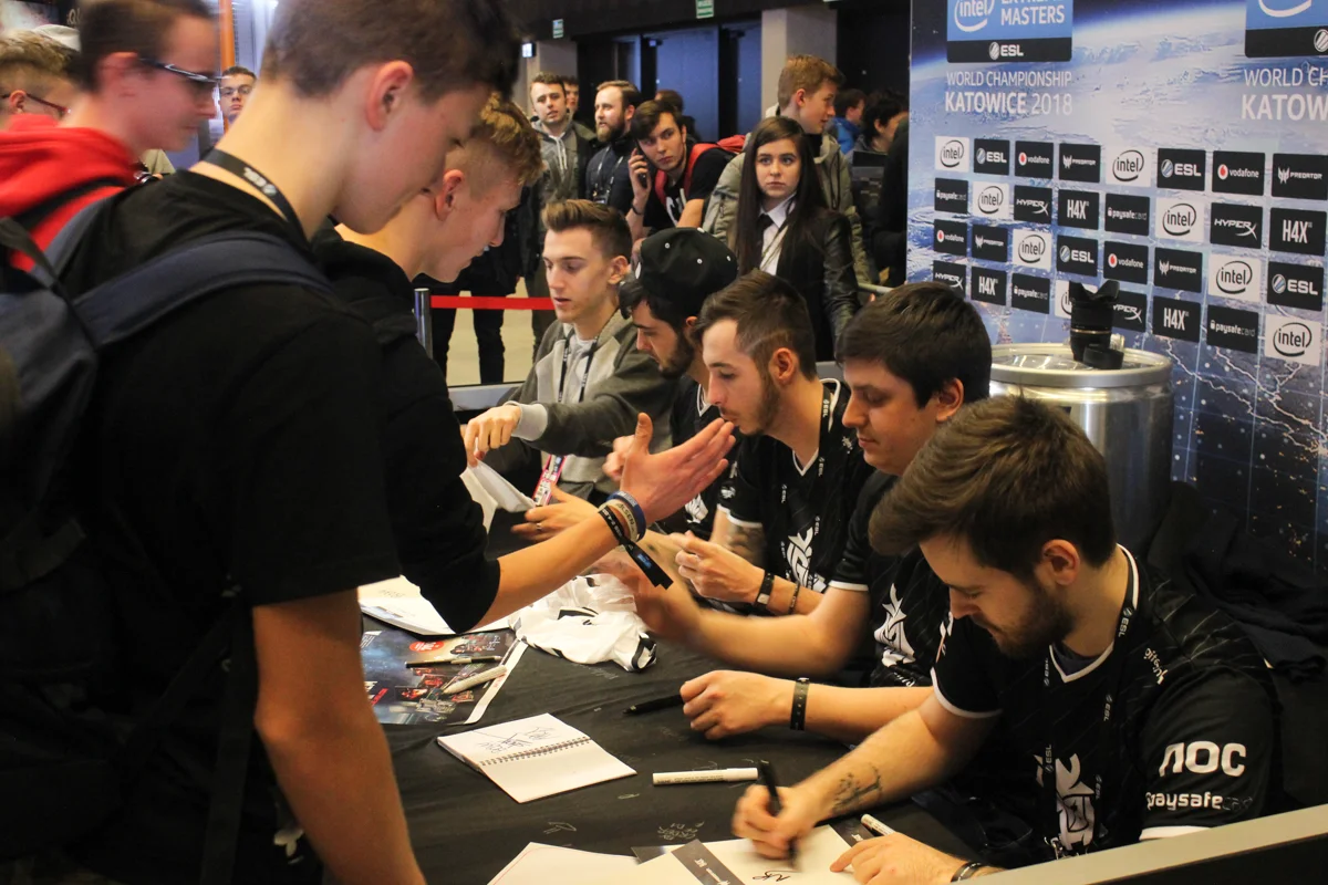 Do profesjonalnych graczy w grę komputerową "Counter Strike: Global Offensive" ustawiały się ogromne kolejki po autografy, selfie i przybicie piątki.