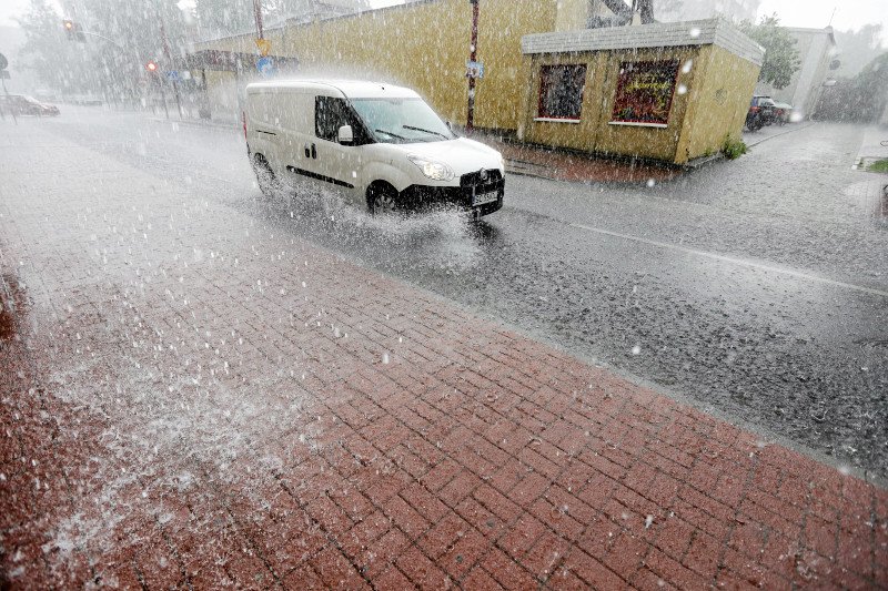 Łowcy burz poinformowali o podwyższonym ryzyku wystąpienia burz z gradem na obszarze większości kraju.