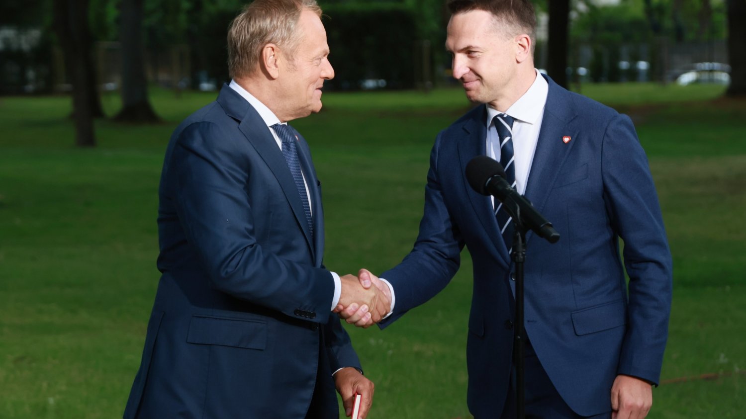 "Trzeba trzymać język za zębami". Nowy rzecznik rządu udzielił pierwszego wywiadu Adam Szłapka i Donald Tusk