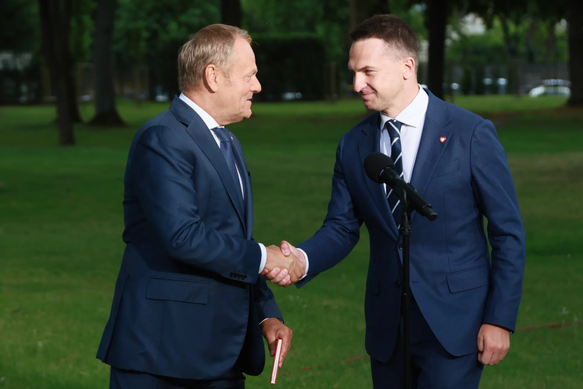 "Trzeba trzymać język za zębami". Nowy rzecznik rządu udzielił pierwszego wywiadu Adam Szłapka i Donald Tusk