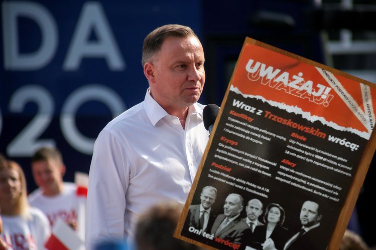 Polacy dostają ulotki wychwalające Andrzeja Dudę i uderzające w Rafała Trzaskowskiego.