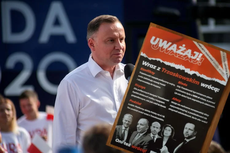 Polacy dostają ulotki wychwalające Andrzeja Dudę i uderzające w Rafała Trzaskowskiego.