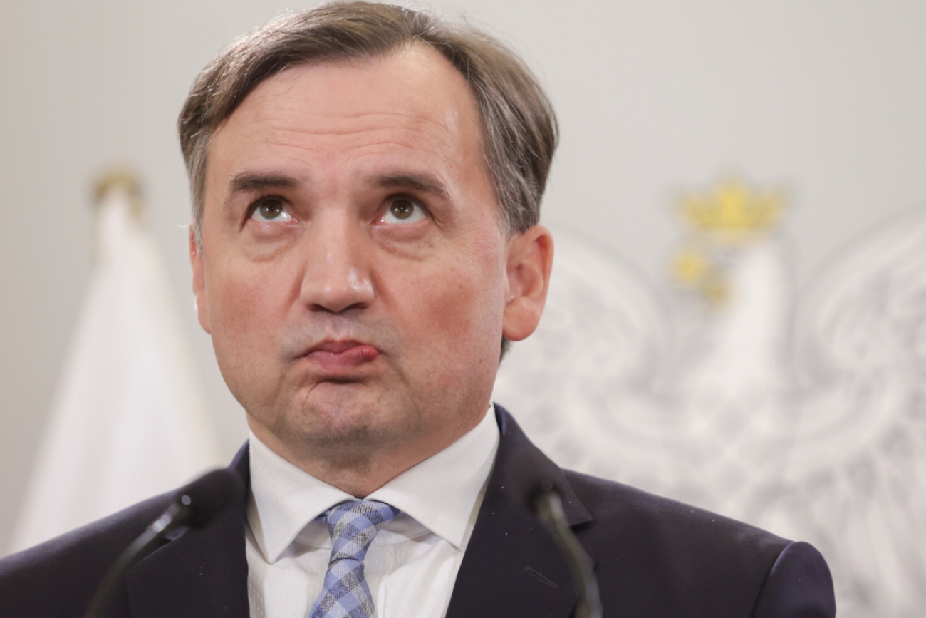 Związany z Ziobrą prokurator miał latami blokować sprawy PiS. Akta przechowywano...w garażu