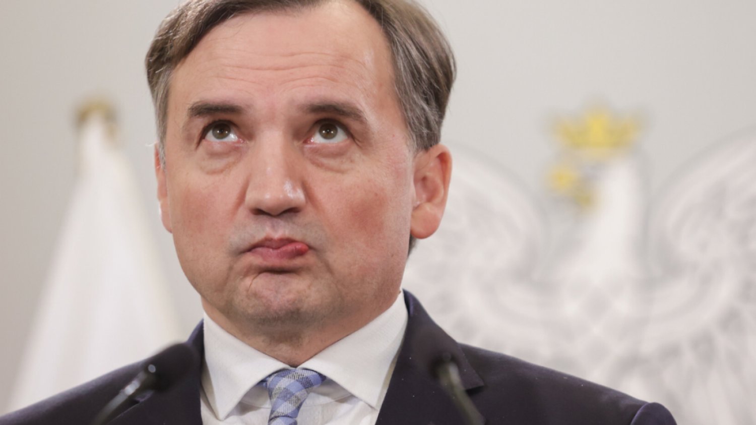 Związany z Ziobrą prokurator miał latami blokować sprawy PiS. Akta przechowywano...w garażu