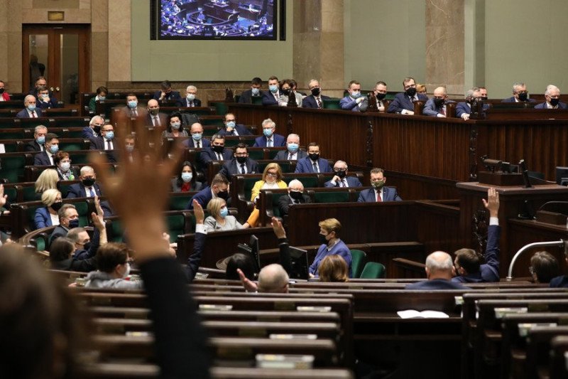 Poseł KO zagłosował razem z PiS. Teraz się tłumaczy.