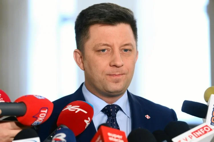 Michał Dworczyk tłumaczy decyzję rządu o zawieszonych lotach.
