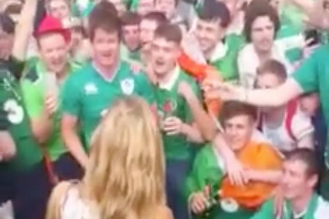 Kibice z Irlandii zgotowali owację francuskiej kobiecie.