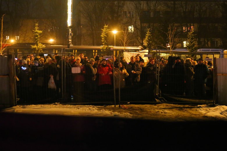 10 tys. uczestników "Sylwestra z Dwójką" miało szczęście znaleźć się na ogrodzonym terenie przed sceną. Pozostali – ok. 70-80 tys. – zostali za płotem, bez dostępu choćby do toi toi-ów.