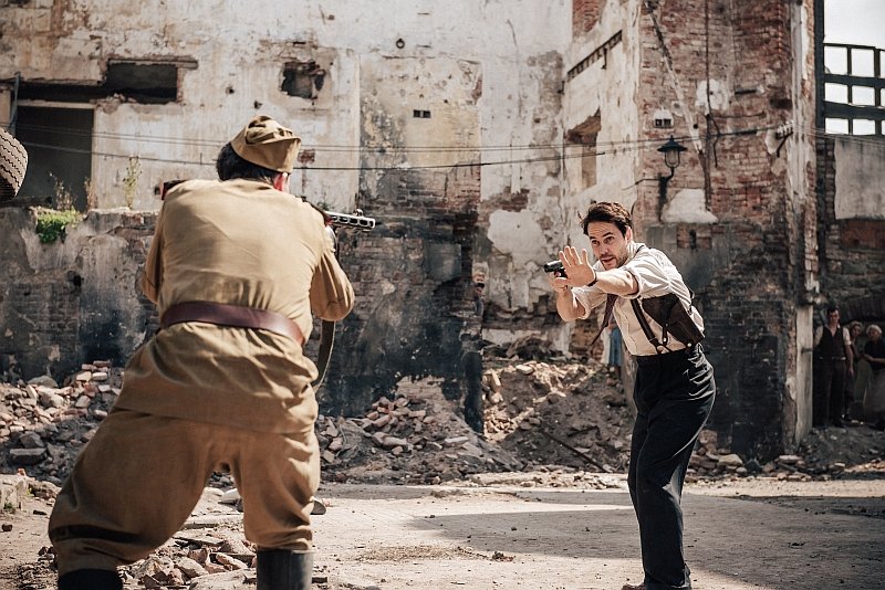 "Pokonani" to kryminalny serial współprodukowany przez CANAL+. Polska premiera produkcji, której akcję osadzono w 1946 roku w powojennym Berlinie, odbędzie się 1 stycznia 2021 roku