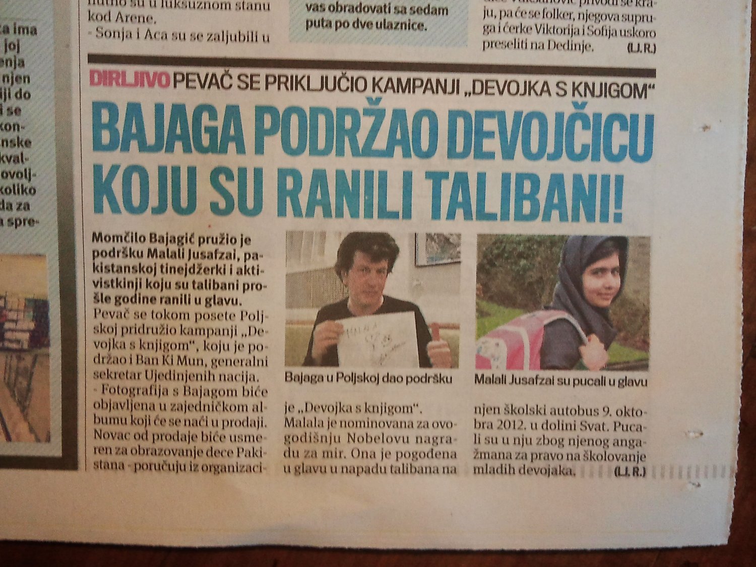 Legendarny, bałkański muzyk Bajaga także przyłączył się do akcji Dziewczynka z książką. Zdjęcie papierowego wydania serbskiego Kurira i artykułu o kampanii.