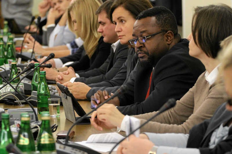 Posłowie na posiedzeniu połączonych komisji zdrowia oraz komisji polityki społecznej i rodziny