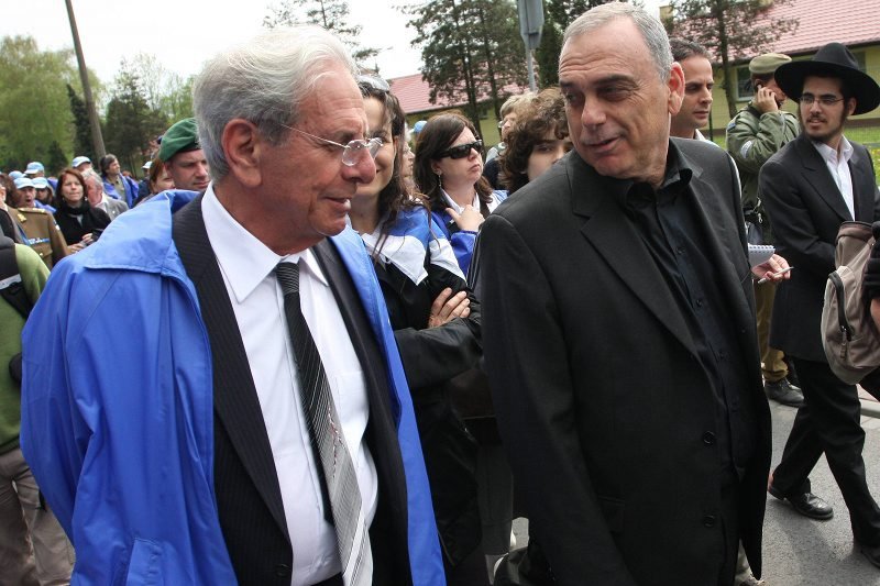 Avram Grant [z prawej] w Oświęcimiu tuż po awansie z Chelsea Londyn do finału Ligi Mistrzów