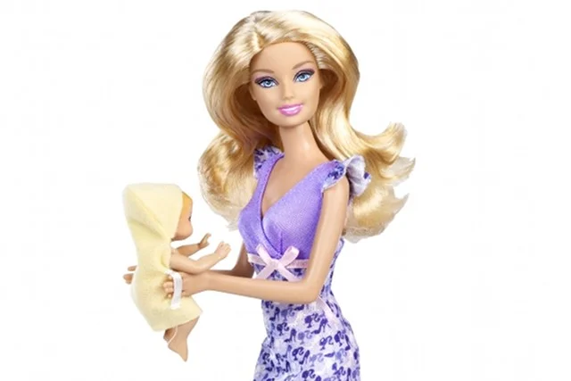 Barbie opiekunka do dzieci kosztuje średnio 18 dolarów, znacznie mniej niż Barbie lekarka