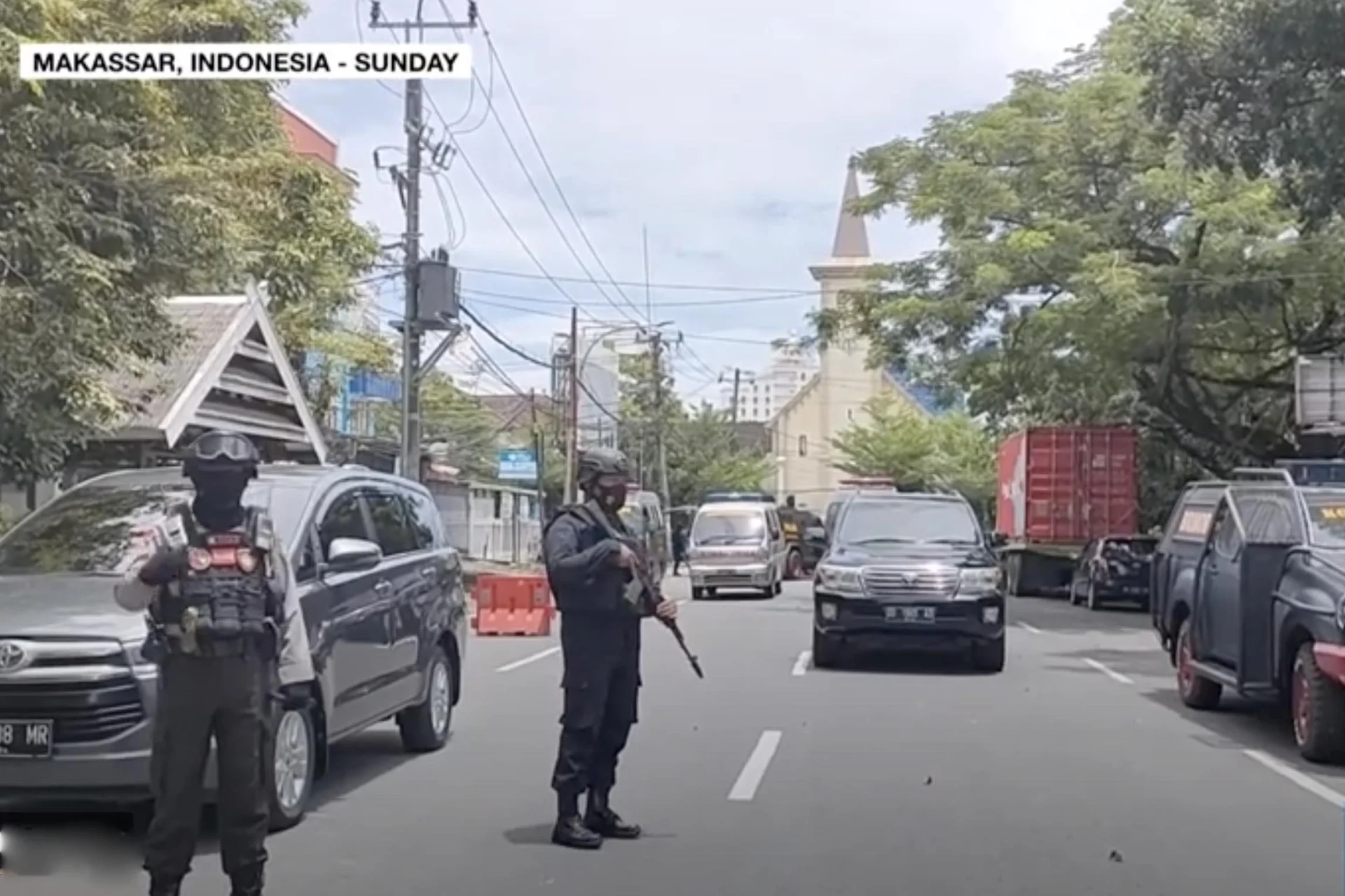 Atak. terrorystyczny w Indonezji. Zamachowcy próbowali dostać się do kościoła. Atak. terrorystyczny w Indonezji. Zamachowcy próbowali dostać się do kościoła.
