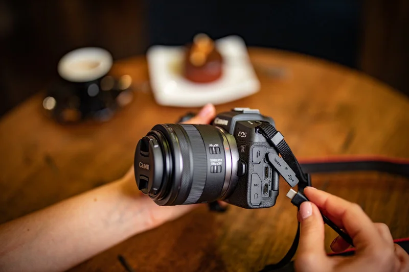 Aparat CANON EOS RP Body to lekki i intuicyjny pełnoklatkowy aparat bezlusterkowy, który umożliwia kreatywną pracę w podróży