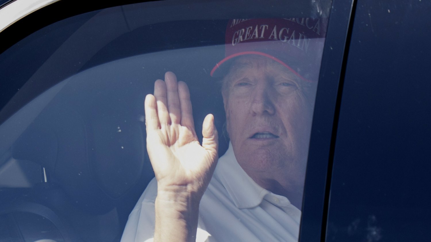 Prezydent USA Donald Trump macha w oknie swojej limuzyny. Prezydent USA Donald Trump macha w oknie swojej limuzyny.