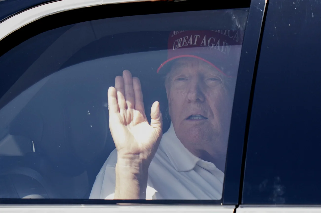 Prezydent USA Donald Trump macha w oknie swojej limuzyny.