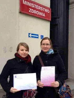 Edukatorki Pontonu Magdalena Szymalak i Paulina Wawrzyńczyk przed Ministerstwem Zdrowia
