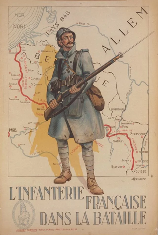 Rok 1915. Francuski żołnierz na tle mapy z zaznaczoną linią frontu zachodniego