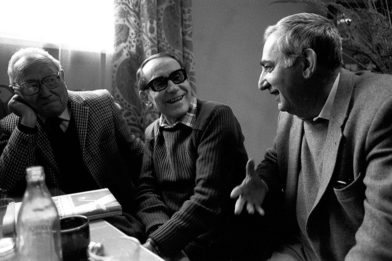 Tadeusz Konwicki i Gustaw Holoubek dyskutują w Czytelniku w samym środku stanu wojennego