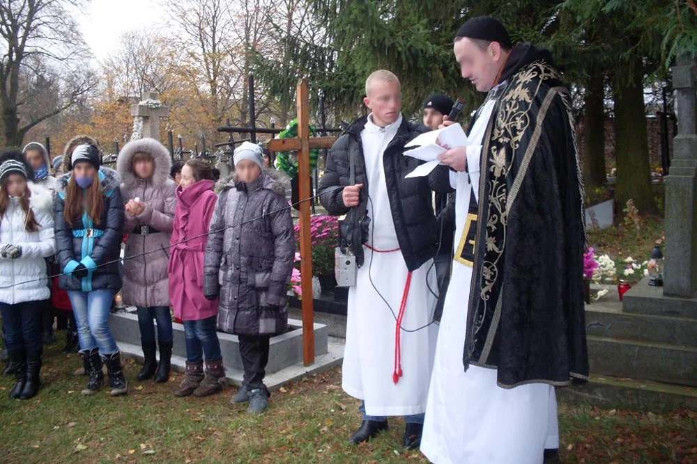 Ksiądz Mariusz Grzesiak podczas posługi