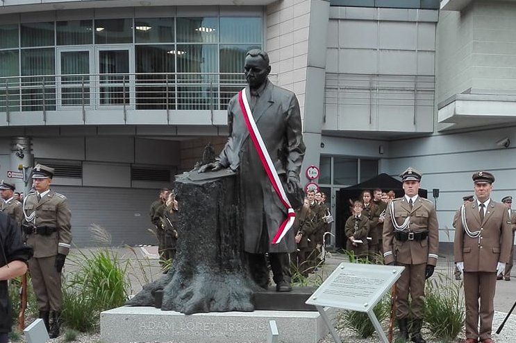 Przed siedzibą Lasów Państwowych stanął zaskakujący pomnik.