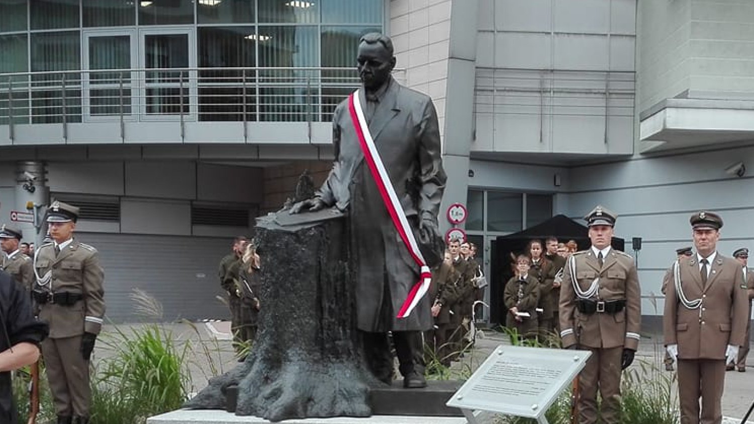Przed siedzibą Lasów Państwowych stanął zaskakujący pomnik.