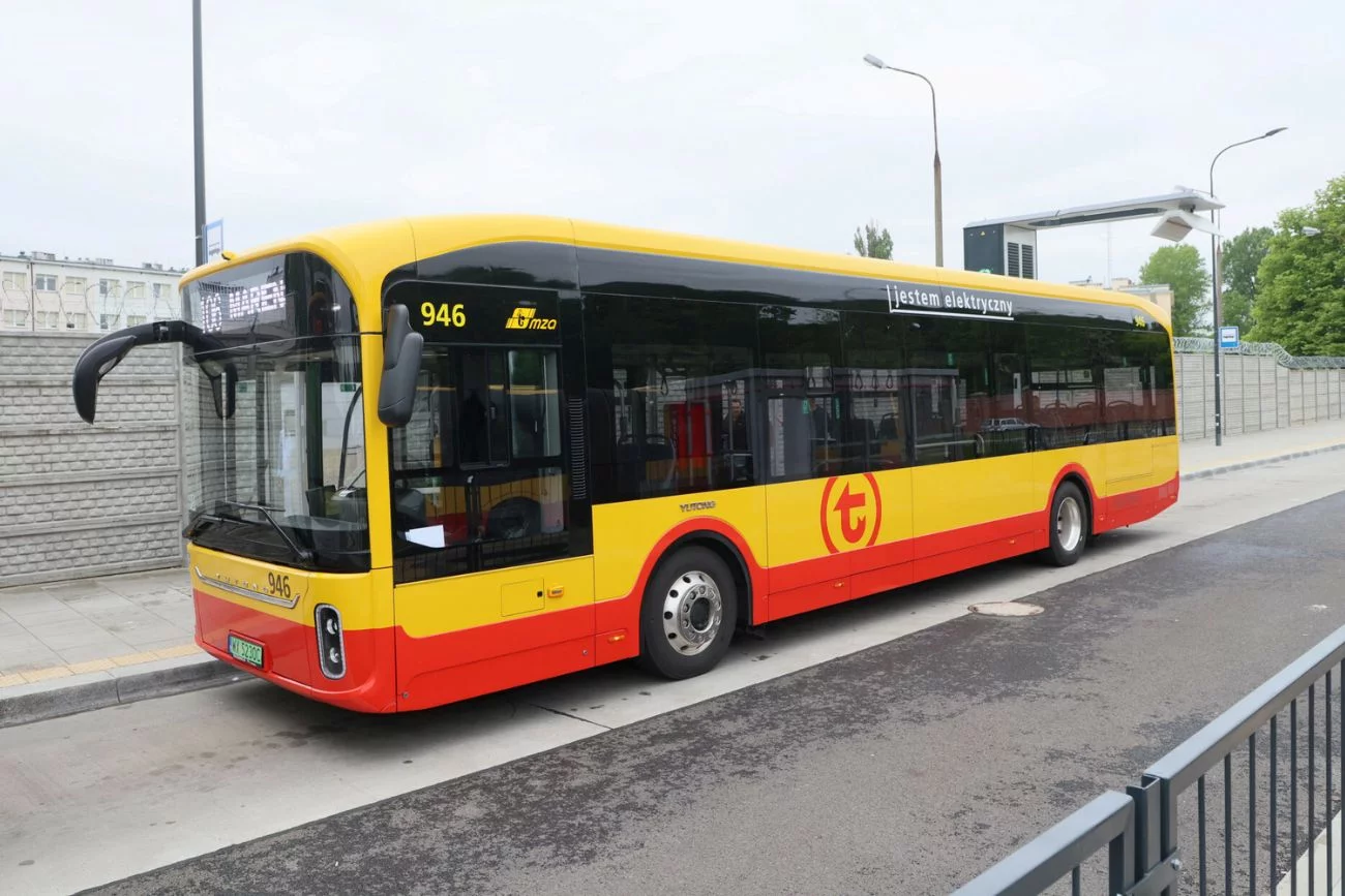 Seria strzałów w publicznym transporcie. Napastnicy mierzyli w kierowców. Strzały w autobusie w Warszawie i pociągu na Dolnym Śląsku. Napastnicy celowali w kierowców.