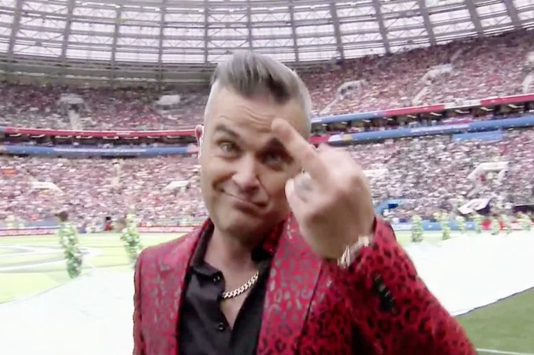 Robbie Williams w Rosji nie tylko wymachiwał środkowym palcem. Wymownie zmienił też tekst swojej piosenki.