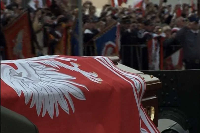 Trumna Lecha Kaczyńskiego w kondukcie pogrzebowym