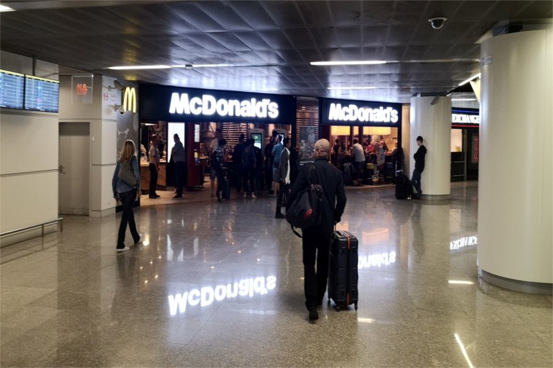 Restauracja McDonald's na lotnisku Chopina w Warszawie przeżywa przez cały czas oblężenie. Klientom nie przeszkadza tam nawet fakt, że jest drożej niż w innych lokalach tego typu w mieście.